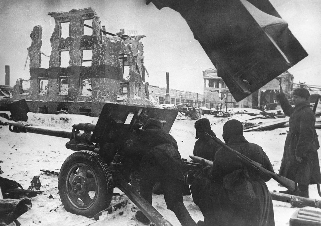 German gun crew fires into Soviet positions amid the ruins of Stalingrad
