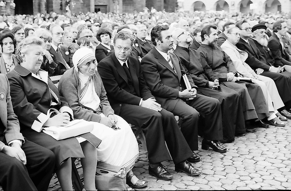 Mother Teresa sits among guests at the Nobel Peace Prize ceremony in Oslo