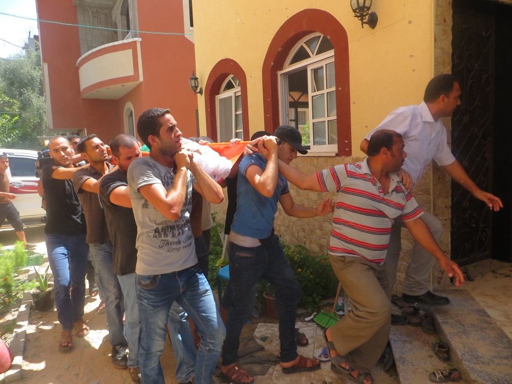 Mourners carry the body of Hamas leader Salah Shehade following an Israeli airstrike