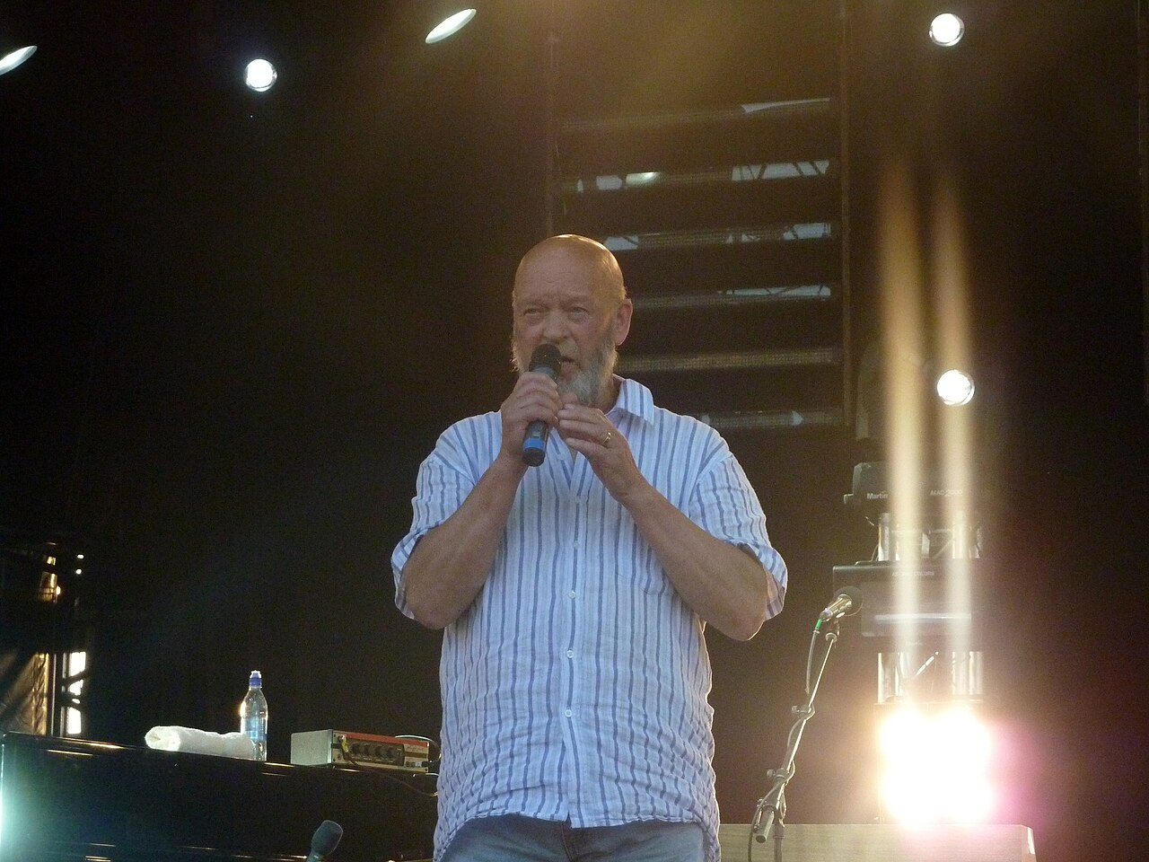 Michael Eavis speaks to the crowd at the festival