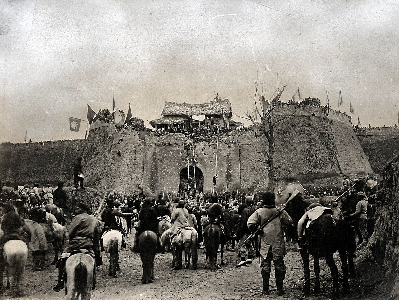 Revolutionary troops storm the walls of Wuchang