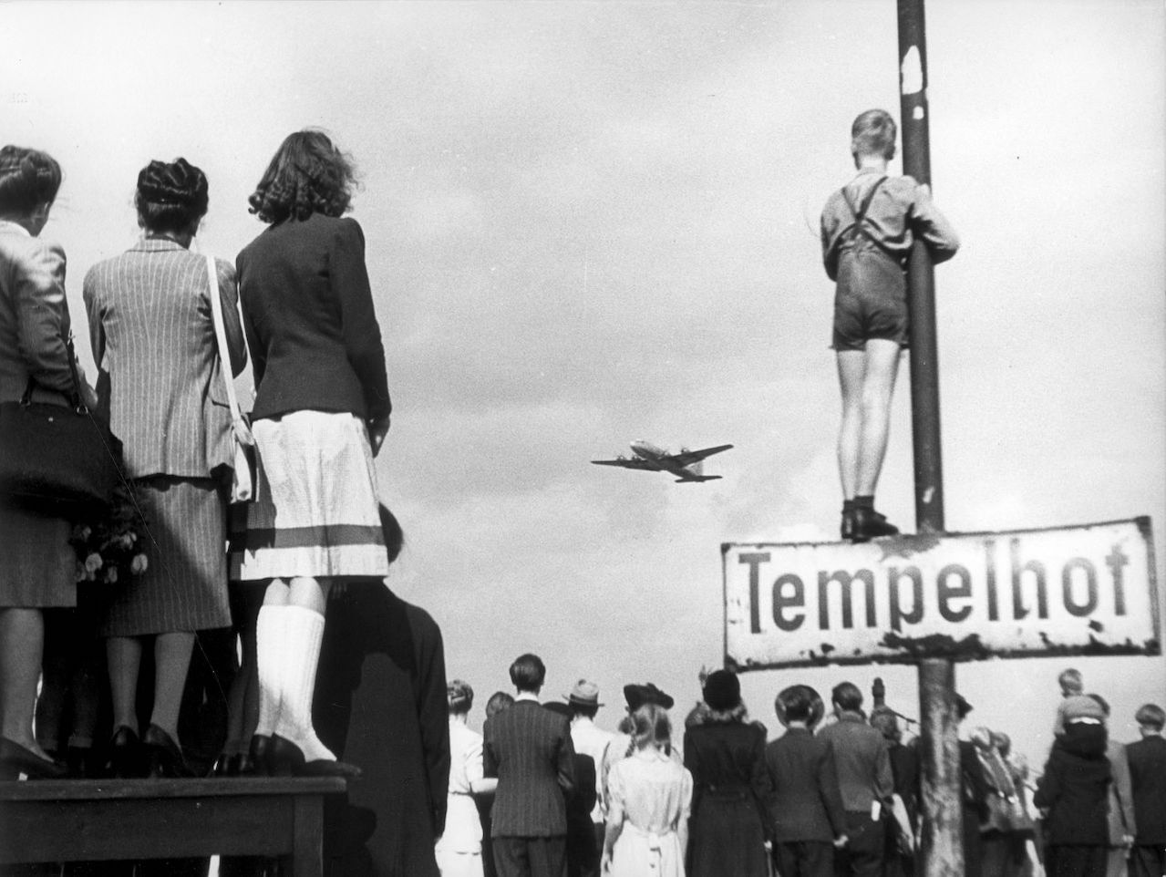Berliners watch a cargo plane approach Tempelhof airfield