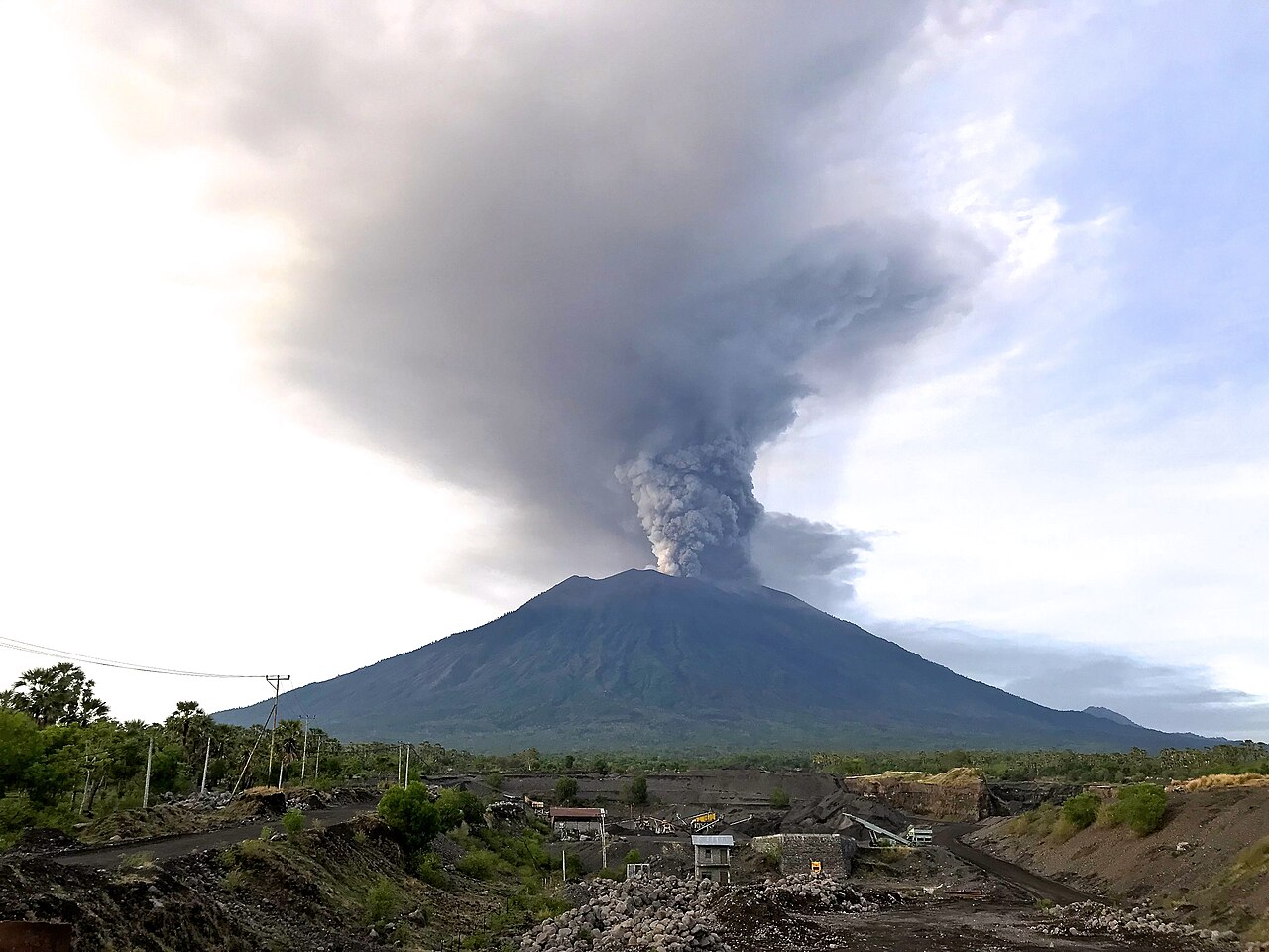 Mount Agung Eruption Kills 1,100 in Bali, Thousands Homeless