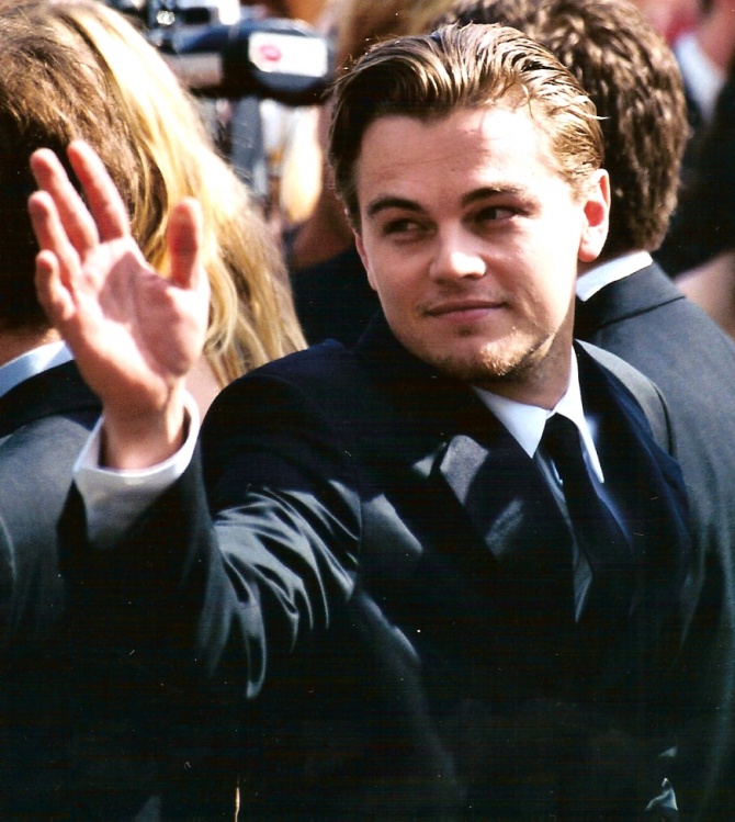 The star waves to crowds at the Tokyo premiere