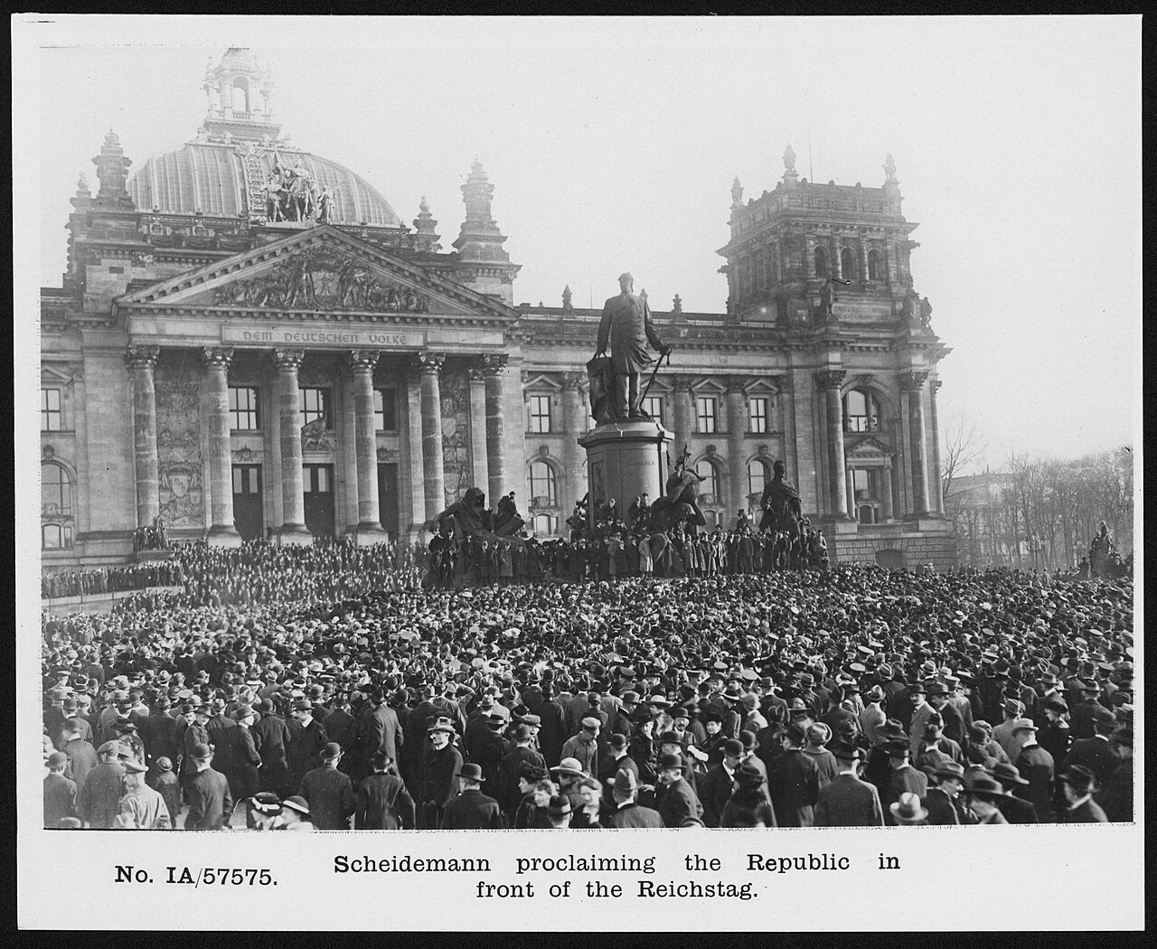 Scheidemann proclaims the Republic before the Reichstag