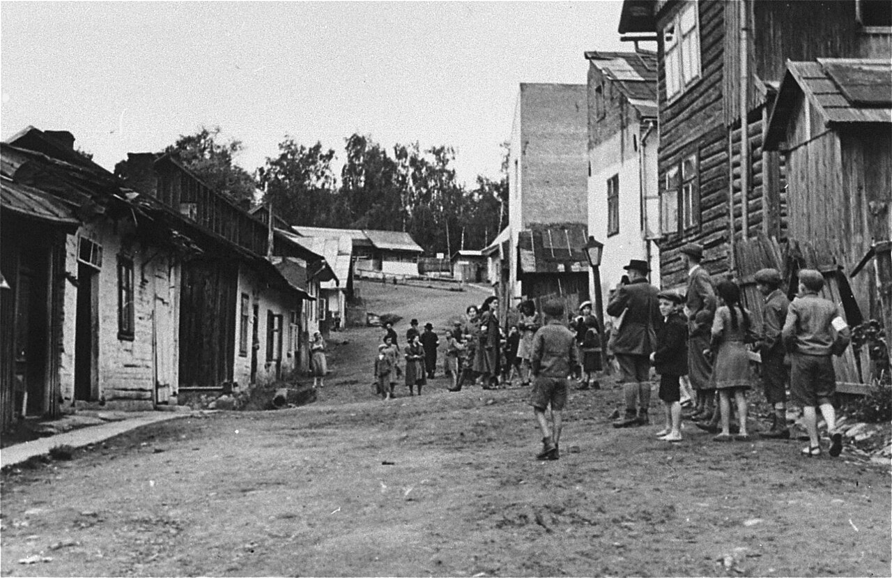 Residents gather in the Łachwa Ghetto street before the uprising